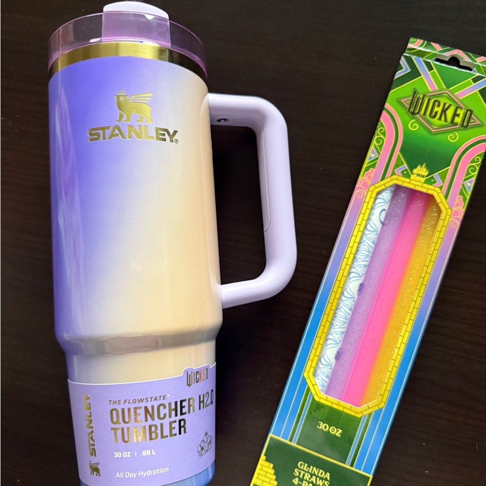 Stanley Quencher H2.0 Tumbler - Purple and White